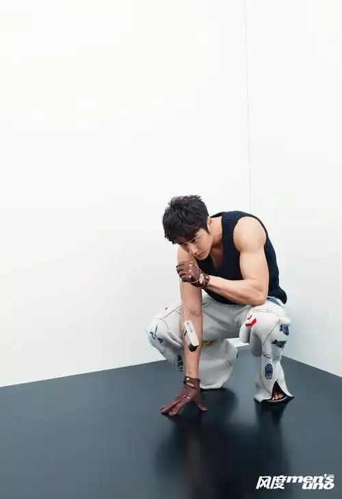 拥有绝佳好身材的蒋劲夫是个不折不扣的运动大男孩,但这次却刻意压制