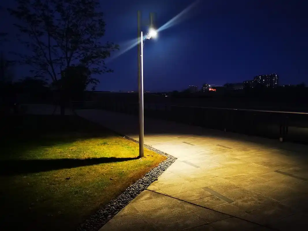 《夜晚的城市》 夜晚城市,灯火阑珊 人们独自徘徊,孤独伴随着身影