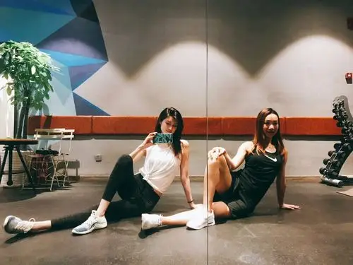 超模何穗健身秀长腿 清丽脱俗尽显仙姑气质