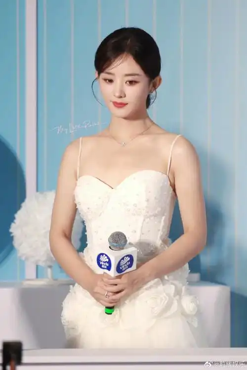 赵丽颖今日北京线下活动造型,一袭吊带抹胸白裙,腰间都是白月流光般的
