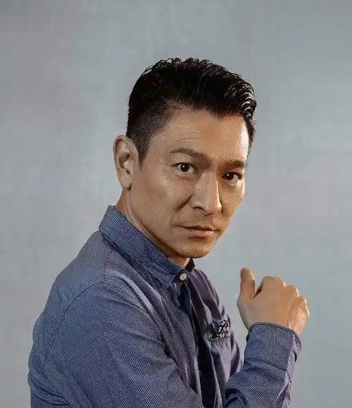 刘若英评价刘德华,刘德华的大锅头模仿伍佰,对着风扇吹都笑场了_时候