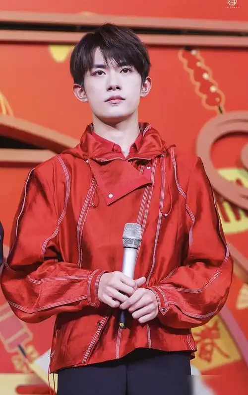 易烊千玺五年春晚路,不变的红色演出服,但是这里一直在悄悄变化_网易