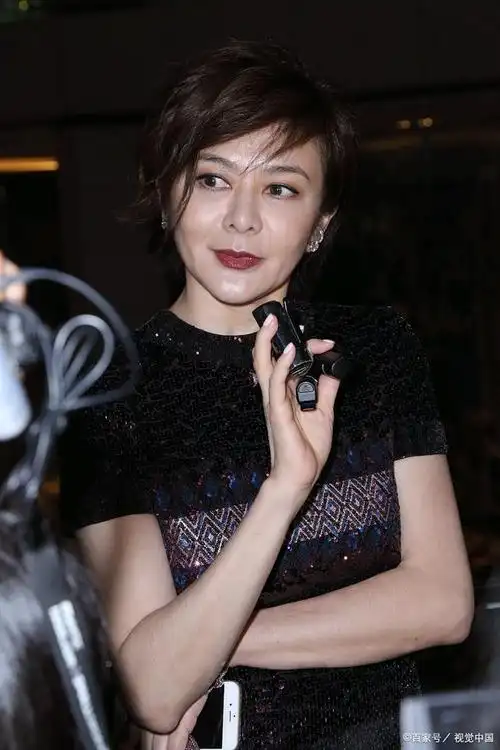 近日,六旬影后关之琳惊艳亮相好友生日派对,引发网友热议.