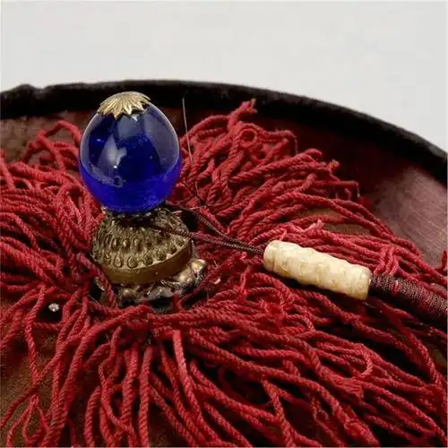 顶戴上的那个小珠子叫做顶珠.