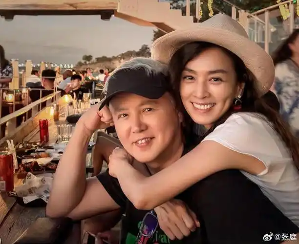 96套房产解封张庭晒全家照感慨幸福大10岁老公满头白发最幸福的日子就