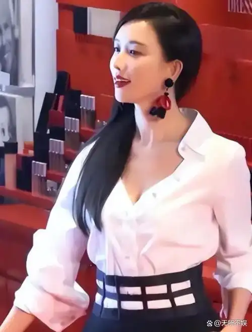 我说18岁,有谁敢相信呢?谁会相信,林志玲此时已经50岁了呢?