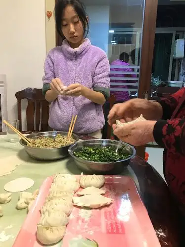 接着,开始包饺子,我们家里人最爱的就是韭菜和包菜馅的,这是