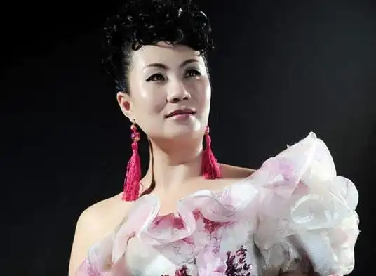 不仅如此,她演唱的《青藏高原》,更是震撼人心!