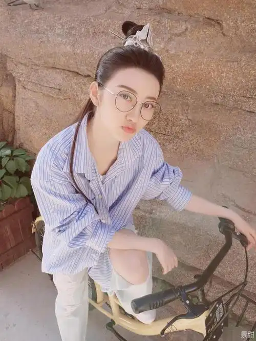 景甜学生时期军训照曝光,有点婴儿肥清纯可爱