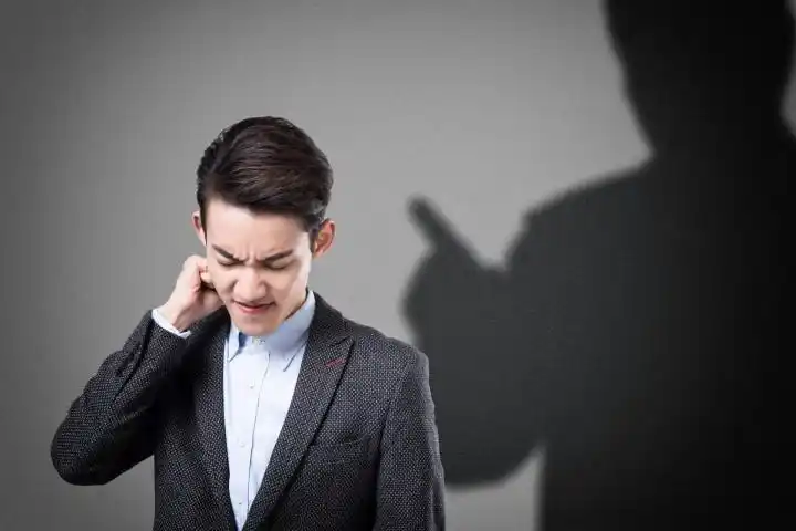 职场上, 这三种情况最好不要多说话: 越沉默, 越容易得到重用