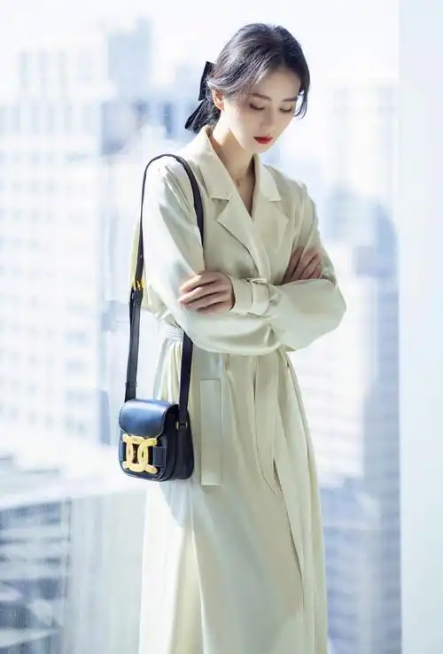 刘诗诗身着tods2021春夏系列乳白色睡袍式丝光风衣搭配qeelin经典珠宝
