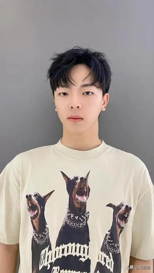 男生卷发适合什么发型,男生卷发适合什么发型好看(这17款男发真帅气)