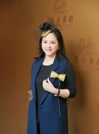 叶蕴仪:被富豪丈夫抛弃诋毁,为养活女儿当售楼小姐,结局很励志