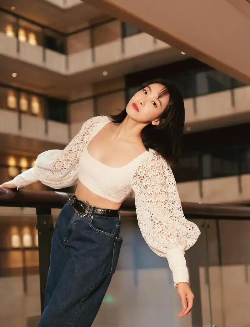 宋茜今日空降直播,身穿羊腿袖上衣搭配复古牛仔阔腿裤,高腰的设计添入