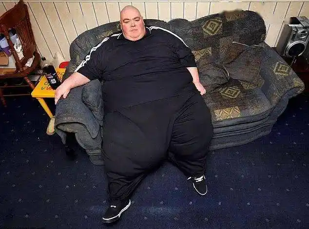 英国前第一胖男离世每天能吃250碗饭热量体重最重时超八百斤