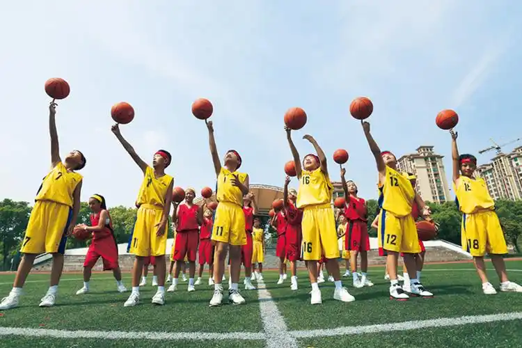 塘市小学篮球课.摄影:赵隽