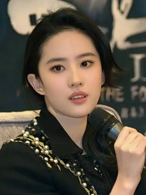 咱就是说,神仙姐姐刘亦菲真的不适合露出牙齿微笑,仙气瞬间就没了