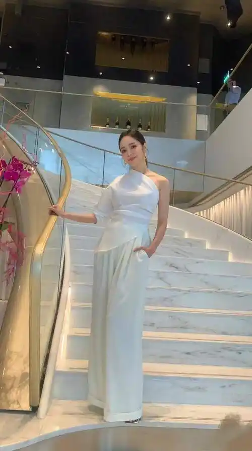 侯佩岑最新活动出席,"胸骨突出"身材过度消瘦,165高不到88斤|长裙|裙