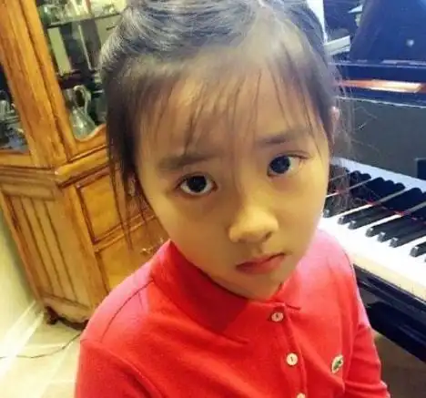 黄磊女儿近照红唇抢镜,表情高冷成熟,像15岁的高中生吗?