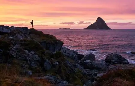 从挪威北部海岸欣赏风景的女士4k壁纸近山绿树林全景4k壁纸3840x2160