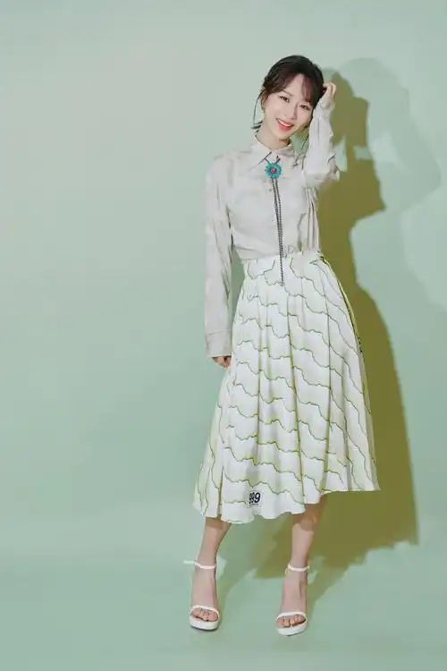 杨紫终于高调,穿7千衬衫配1万半身裙,这打扮比"佟年"高级多了