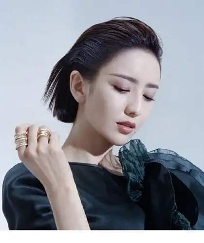 佟丽娅最新时尚大片曝光,背头发型搭配露背礼裙,36岁演绎精致贵妇风