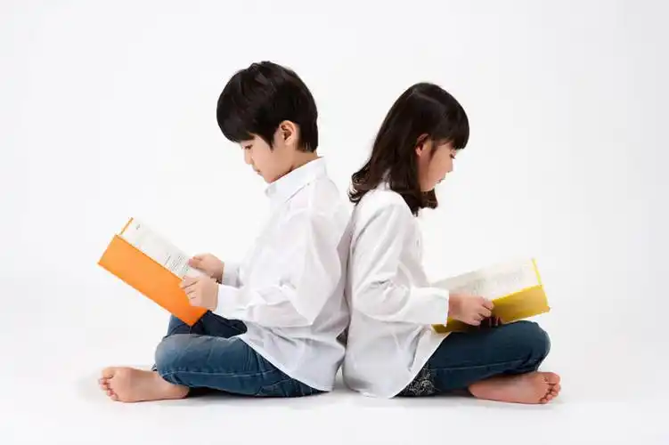 儿童,两个人,兄弟,姐妹,坐,横图,室内,亚洲,教育,拿着,思考,赤脚,童年