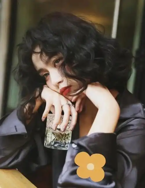 不然会拉低你的颜值,而最近流行的复古港风卷发,你们get到了吗?