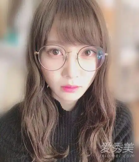 女生戴眼镜最适合的发型图片_爱美网发型