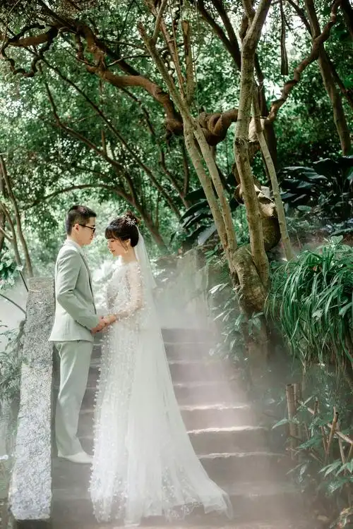 森林系婚纱照主题有一种独特的浪漫魔法.
