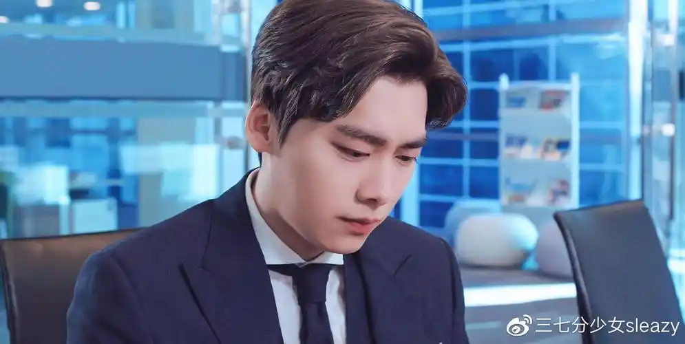 李易峰觉得自己爱调节气氛,回看与王源千玺的互动,满脸不可思议