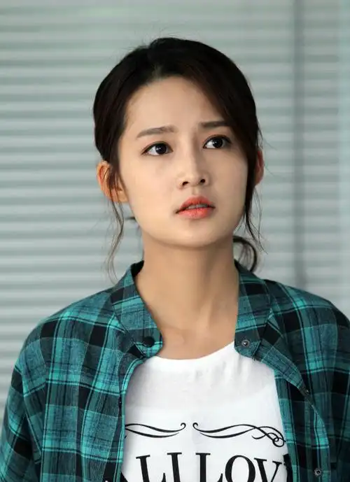 李沁温柔似水亭亭玉立美得让人心动