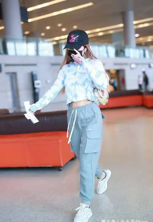 虽然王菊不是属于特别苗条的身形,不过她的肌肉线条比较