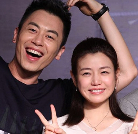 女星和朱亚文合照,唐嫣好美,最后一张文哥你这个眼神往哪瞄呢?