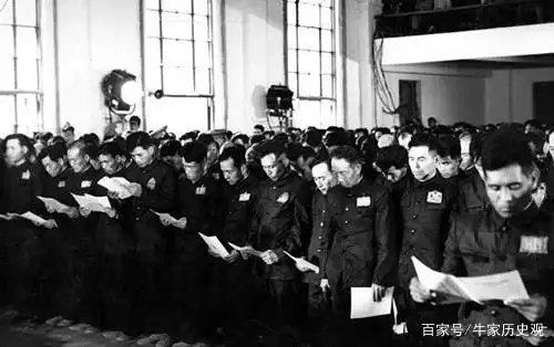 国民党战犯被新中国特赦照,恭敬接过特赦书,带着笑容离开劳改所