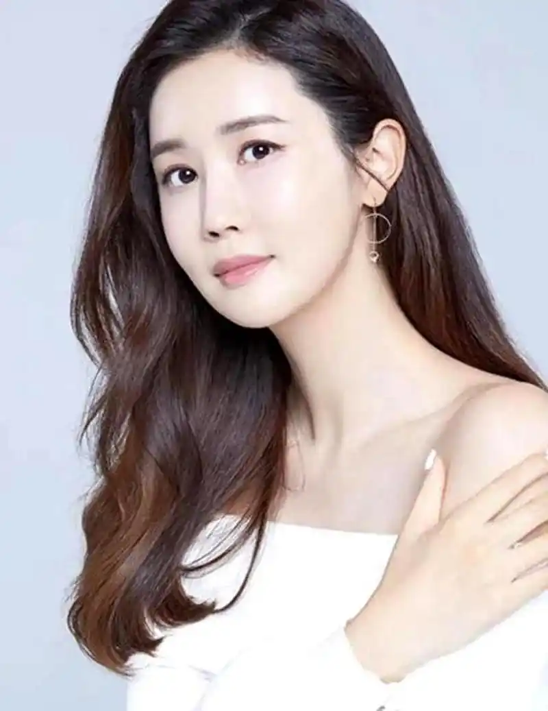 1,有网友爆料称白敬亭和宋轶去年九月份已经结婚,不知道真假,但如果是