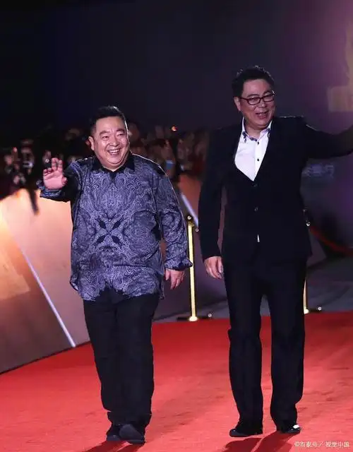 扮演夏东海的高亚麟,与小11岁娇妻秀恩爱,网友;我吃不动狗粮了