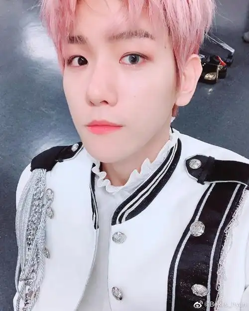 边伯贤超话码个贤的证件照 自拍楼咱就是说图能高清就绝不糊着发评论