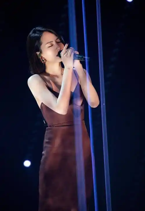 如果说原唱钟镇涛唱的是自己的爱情,那么刘惜君唱的就是自己的个人