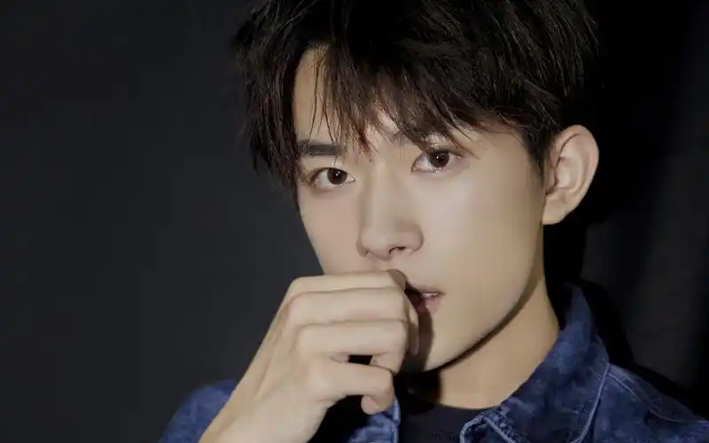 大陆明星,高清,帅气,帅哥,tfboys,易烊千玺,帅哥明星,大陆男明星,壁纸