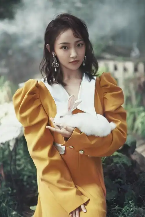 欢娱影视演员@吴佳怡_six 《北京漫步-本来生活》