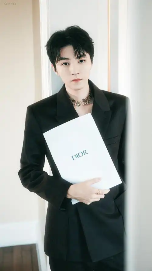 王俊凯深v黑西装