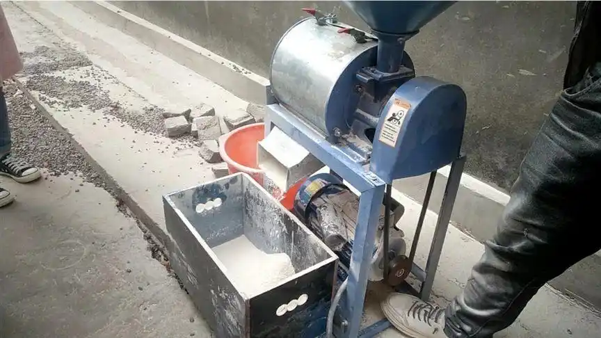 220伏电源就可以使用一小时产量1000斤家用小型磨面机