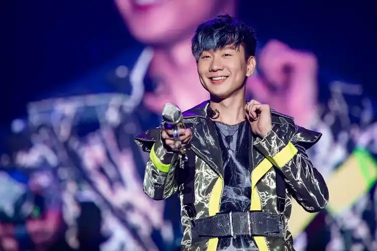 jj林俊杰回忆杀感动全场02光之子再上线开唱即雨停