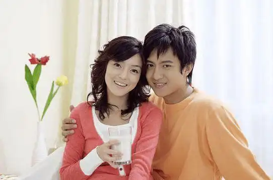 新婚一周丈夫带朋友来家里,朋友们在客厅一番话,女子请他们出去