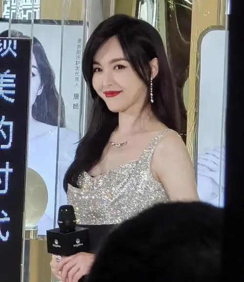 看到路人镜头下的唐嫣才明白了普通人和明星的差距有多大