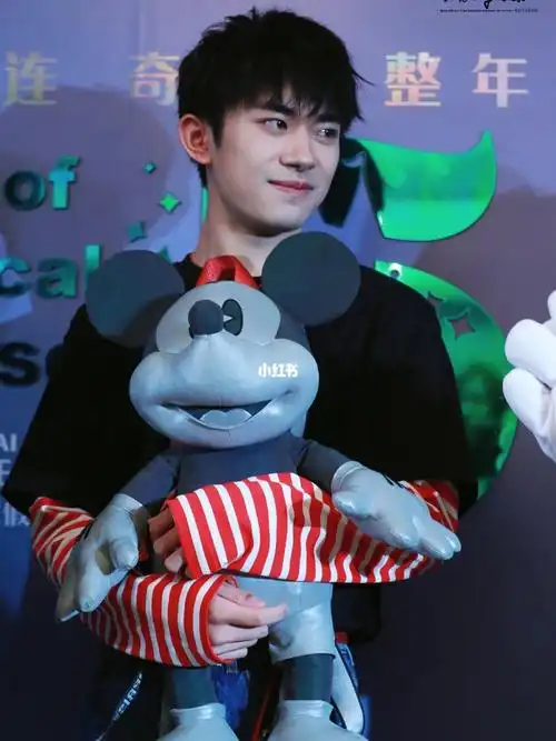 易烊千玺上海迪士尼