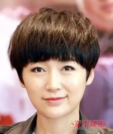 女生蘑菇头蓬松 短发发型
