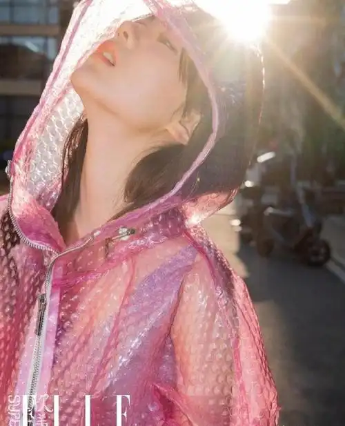 赵今麦灰色亮片斜肩上衣灵动可人