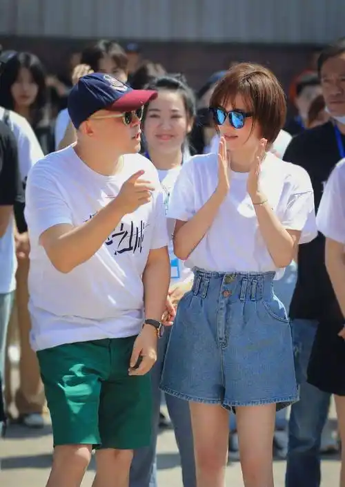 邓超孙俪久违齐现身!邓超在孙俪后面像保镖,孙俪才是人生赢家